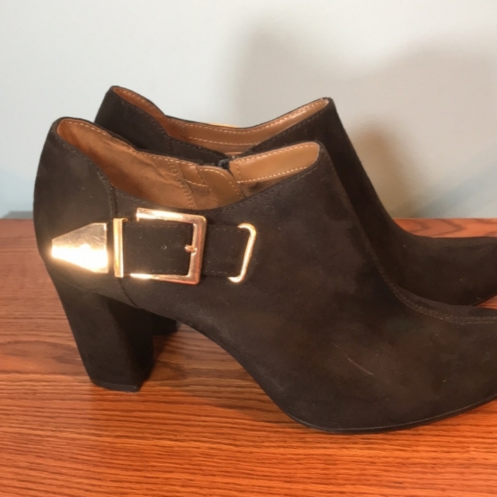 Aersoles Black booties with buckle